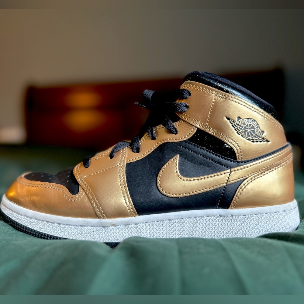 Nike Air Jordan 1 Mid SE in Metallic Gold
